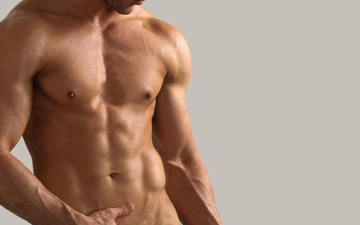 L'uomo fa massaggio per aumentare le dimensioni del pene