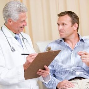 Una consultazione del medico prima di un'operazione per aumentare un membro